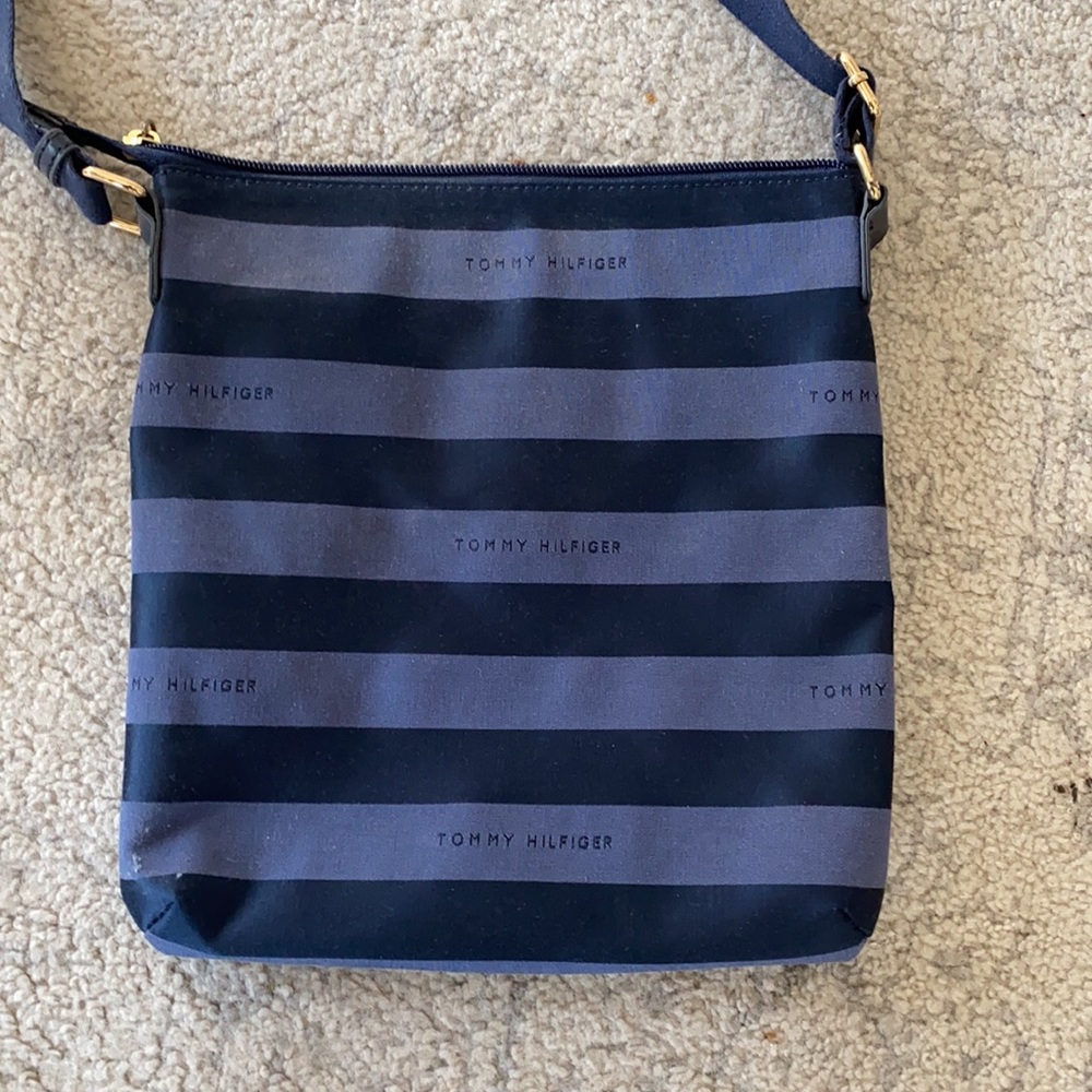 Tommy Hilfiger Cross body Bag. Navy like new - Picture 3 of 3